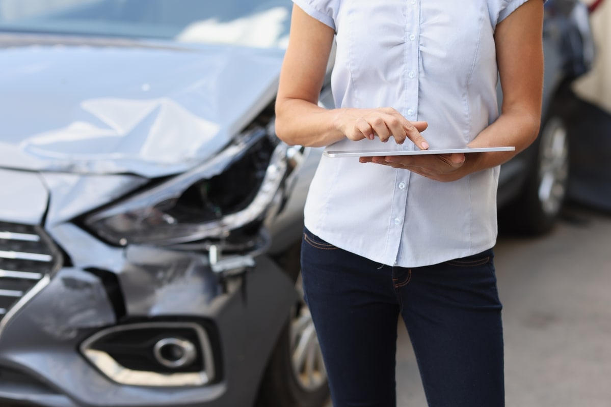 Woman contacting her Personal Lawyer aftter a car accident in Miami.